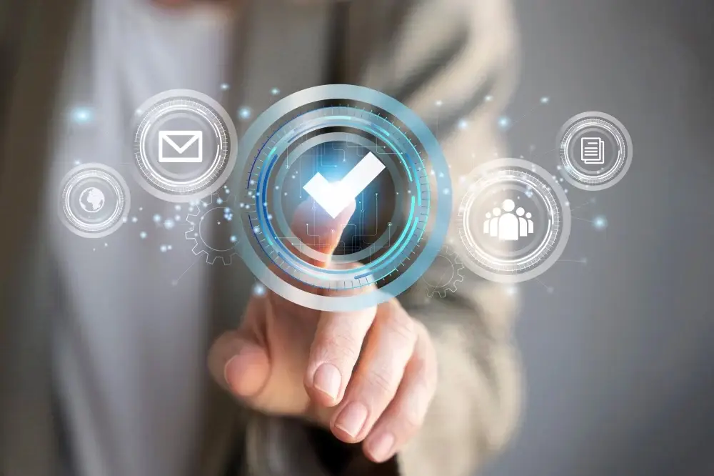 Mão a tocar em ícones digitais representando qualidade e segurança.